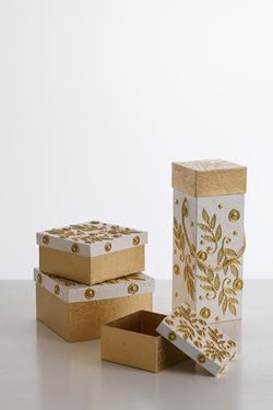 Immagine di Scatola quadrata portabottiglia crema
con decorazioni foglie dorate
