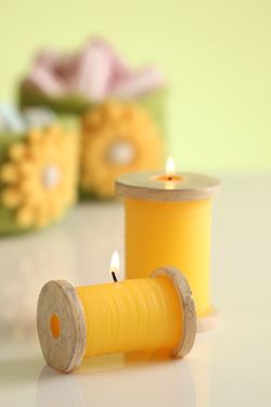 Immagine di Candela rocchetta lana,gialla,
D5.5xL7.5xH5.5cm