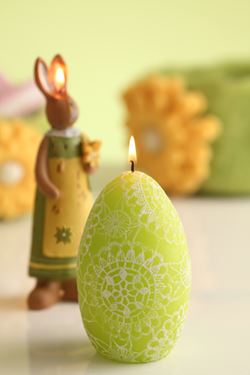 Immagine di Candela uovo con fiori
a rilievo h.12.5cm, verde