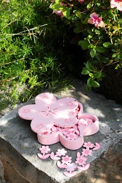 Immagine di Box fiore rosa con 80 stickers,
cm 13x13xh.3