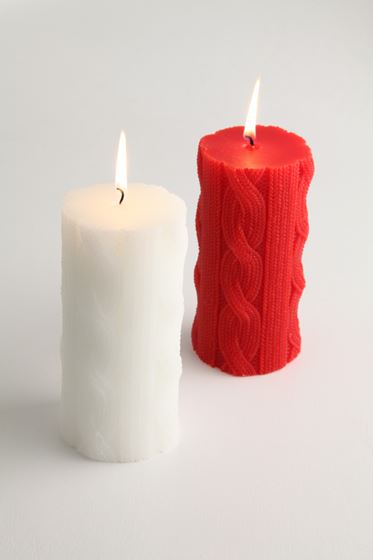 Immagine di Candela con decoro trama lana bianca
D 7.5cm, H 14,5cm