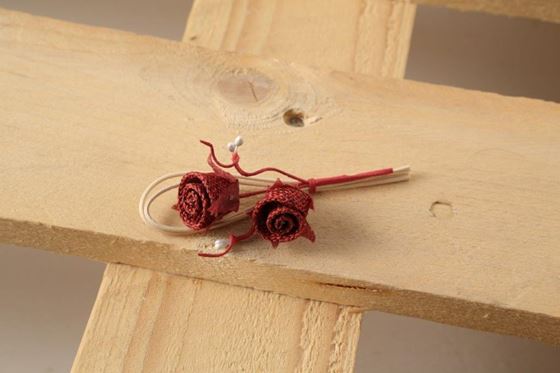 Picture of Pick due rose bocciolo, juta, bordeaux, cm.3x9.5h