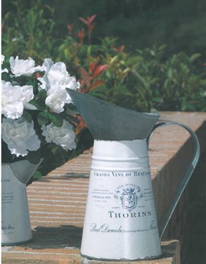 Picture of Brocca in latta argento e bianca
h.24.7 x diam. alto 7 cm
